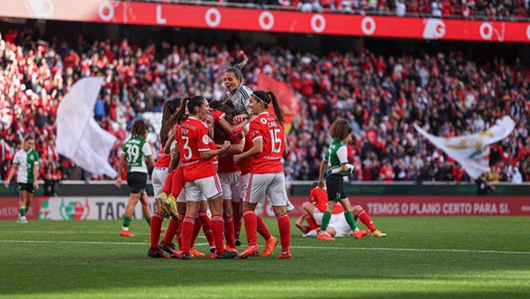 Futbol tarihinde bir ilk: Hakem beyaz kart gösterdi! Futbolseverler bu sorunun yanıtını merak ediyor: Beyaz kart nedir? 2